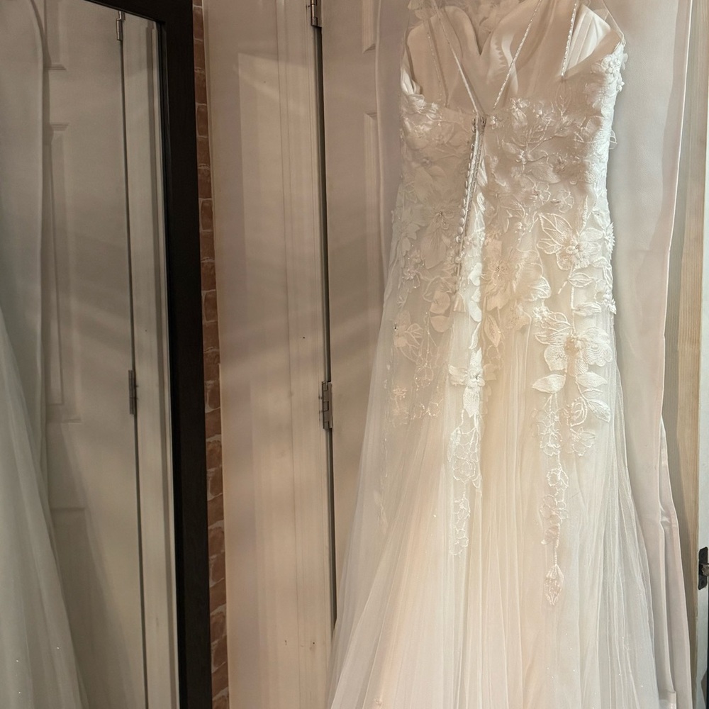 Amalfi Bridal Gown - Elegant White Floral Design - Picture 5 of 16